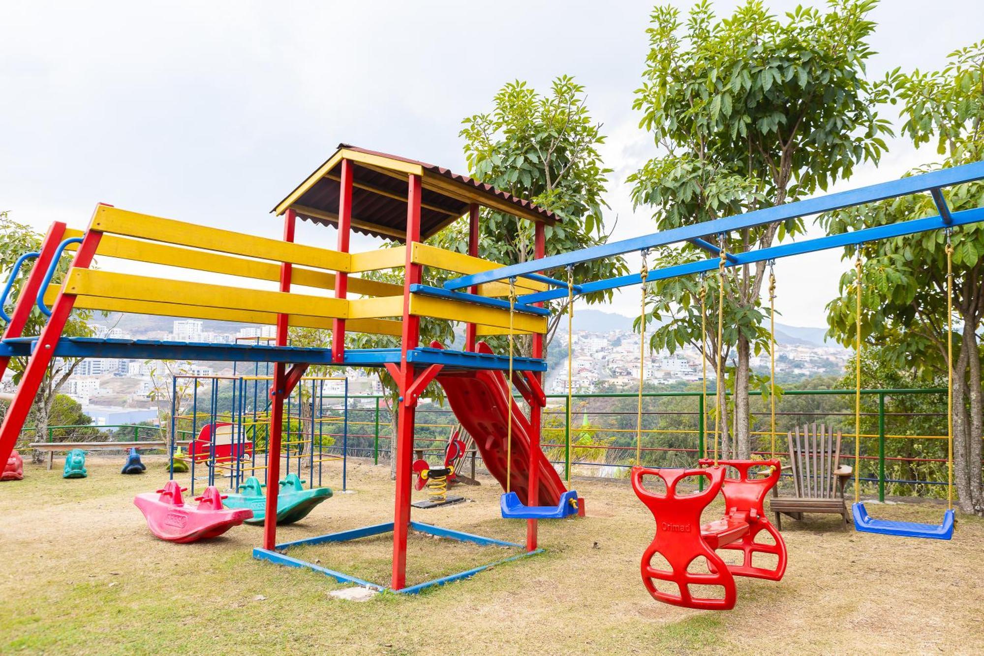 Hotel Golden Park All Inclusive Pocos De Caldas By Nacional Inn Exterior photo Playground at the park
